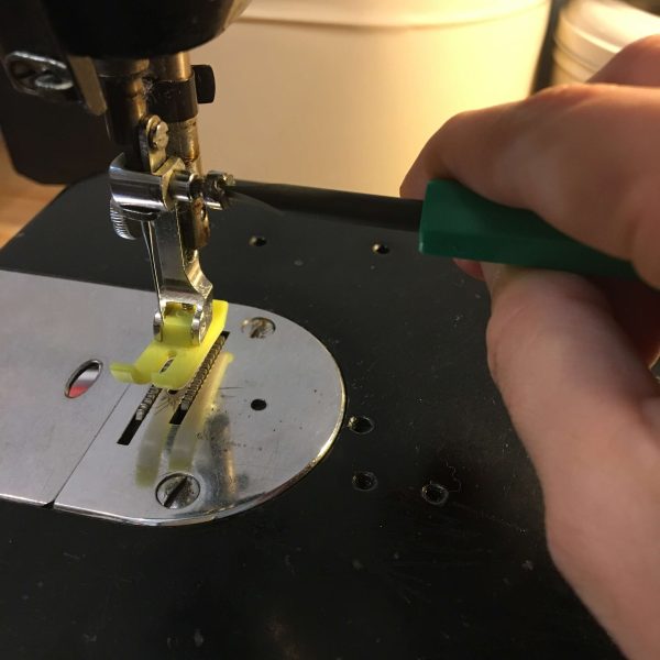 ドライバーで針を固定する