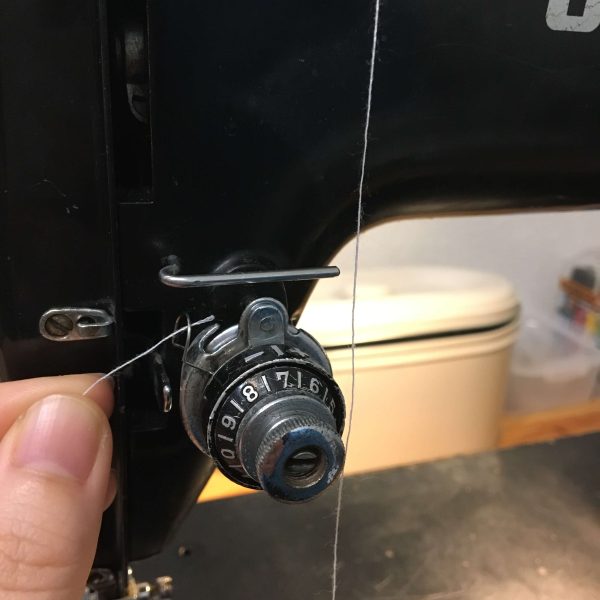 糸調子ダイヤルに糸を通す