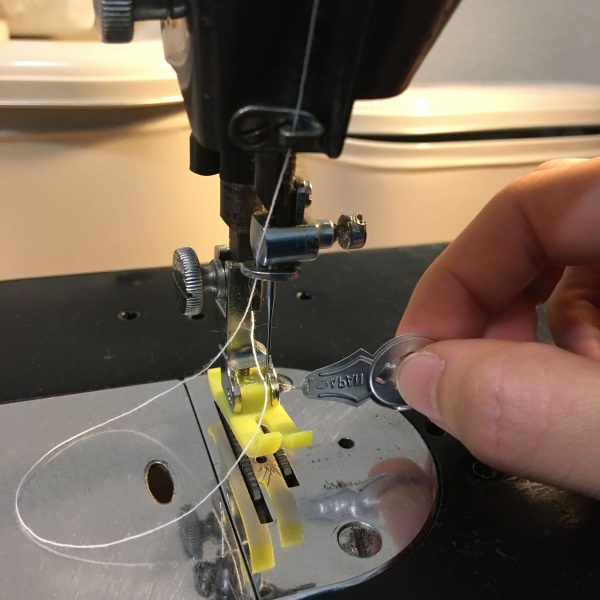針に糸を通した状態